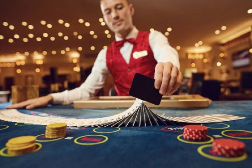Vai trò của người chia bài trong Casino gọi là gì dành cho người chơi